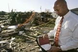 Prefeito Ray Nagin folheia a Bíblia encontrada nos destroços da casa de uma mulher de 85 anos, atingida por um tornado. (Foto: Reuters)