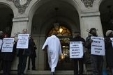 Ativistas protestam em frente a Igreja da Inglaterra. (Foto: Reuters)