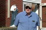 Pastor Brad Flaskamp em frente à sua igreja. (Foto: Huffington Post Canada)