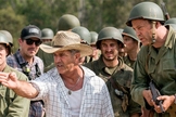 Mel Gibson dirigindo cenas de Hacksaw Ridge. (Foto: JC Magazine)