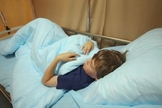 Imagem ilustrativa. Garoto deitado em uma cama de hospital. (Foto: Shutterstock)