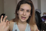 A youtuber se referiu a Deus com um grande número de palavrões. (Foto: Reprodução/YouTube)