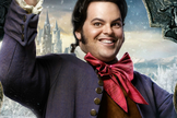 LeFou, interpretado por Josh Gad, é criado de Gaston, o personagem rejeitado por Bela. (Foto: Reprodução).