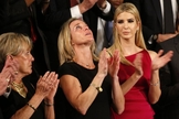 Carryn Owens (centro) havia ganhado uma nova amiga antes que deu marido fosse morto em uma batalha militar. (Foto: Reuters).