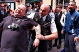 Momento da prisão de Michael Overd, enquanto pregava nas ruas de Bristol. (Foto: BBC)