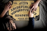 O jogo Ouija consiste em invocar espíritos e deixar que eles "movam" uma lupa sobre o tabuleiro de madeira. (Foto: Getty)