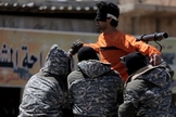 Terroristas dos Estado Islâmico crucificam homem em praça pública. (Foto: Reuters)