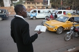 Homem prega em rua de Uganda. (Foto: Salon)