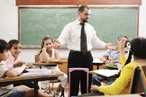 Professor e alunos. (Foto: ExpertBeacon)