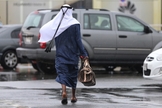 Homem andando em Dubai, nos Emirados Árabes Unidos. (Foto: Associated Press Photo)