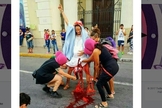 Encenação do grupo feminista em frente à Catedral de Tucumán. (Foto: Twitter)
