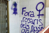 "Tirem os rosários dos nossos ovários", diz a pichação 