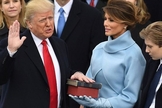 Donald Trump faz juramento sobre Bíblia em sua posse presidencial. (Foto: BreitBart)