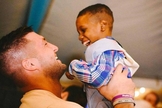 Tim Tebow revelou à revista 'People' que sonha em adotar uma criança de cada continente. (Foto: Facebook)