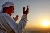 Muçulmano ora virado para o pôr do sol. (Foto: Delta Newsroom)