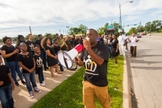 Membros da igreja de David Washington andam e oram nas ruas de Chicago. (Foto: Kingdom Covenant Church)