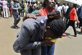 Mulher chora a perda de colegas após ataque terrorista na Universidade de Garissa. (Foto: Reuters)