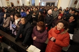 Cristãos participam de culto em igreja chinesa. (Foto: CNS photo/Wu Hong)