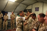 Capelão do Exército ora com soldados do exército dos EUA. (Foto: Zimbio)