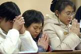 Mulheres orando na China. (Foto: International Review)