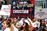 Cristãos assírios protestam contra a perseguição religiosa. (Foto: Michael Schmidt/Sun-Times)