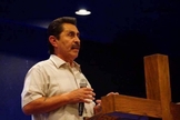 Pastor Robert Valero foi assinado por um dos membros de seu rebanho, nos EUA. (Foto: Facebook)