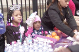 Com a ajuda da igreja e da família, Armani Crews distribuiu alimentos no dia de seu aniversário. (Foto: Reprodução/Fox 32 Chicago)