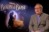 Bill Condon dando uma entrevista sobre seu novo filme "A Bela e a Fera". (Imagem: Youtube)
