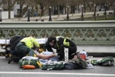 Paramédicos socorrem vítimas do ataque terrorista, na proximidades do Parlamento Britânico. (Foto: Reuters)