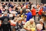 Membros da 'Christ Fellowship' se reúnem anualmente para realizar a ação "Make a Meal" ("Prepare um Alimento") e enviar os mantimentos para países onde muitos sofrem com a fome. (Foto: FACEBOOK / CHRIST FELLOWSHIP ROYAL PALM)