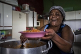 Marlene Garcia atualmente alimenta mais de 230 crianças no projeto Reviver. (Foto: Folha de S. Paulo - Marlene Bergamo)