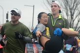 A estudante foi carregada por corredores até a linha de chegada. (Foto: Love Run Philadelphia Half Marathon/Runners World)