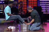 Dennis Rouse lavou os pés de um jovem negro durante um culto de sua igreja. (Foto: Reprodução/Facebook)
