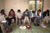 Imagem ilustrativa. Cristãos durante estudo bíblico no Vietnã. (Foto: Portas Abertas)