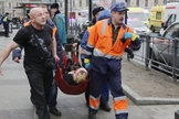 Equipes de resgate carregam vítimas do atentado em São Petersburgo. (Foto: RTE)