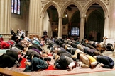 Muçulmanos oram na Catedral Nacional de Washington em uma sexta-feira. (Foto: Reuters/Larry Downing)