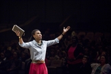 Atriz do filme “Quarto de Guerra”, Priscilla Shirer, durante pregação nos Estados Unidos. (Foto: Reprodução)