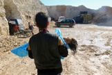 Homem carrega o corpo de uma criança morta após ataque químico em Khan Sheikhoun. (Foto: Ammar Abdullah/Reuters)