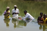 Pastor batiza recém-convertidos na Índia. (Foto: Bring Good News international)