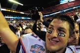 Em 2009, Tim Tebow decidiu jogar pelo seu time de futebol americano com a referência a João 3:16 sob seus olhos. (Foto: CNN)