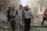 Sírios ajudam um jovem ferido após um ataque aéreo em Aleppo. (Foto: Ameer Alhalbi/AFP)