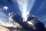 Raios de sol entre nuvens. (Foto: Getty)