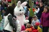 Crianças brincam com 'coelho da Páscoa' em festa infantil. (Foto: CTV News)