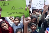 Cristãos paquistaneses protestam contra a intolerância religiosa, após um ataque terrorista suicida em 2015. (Foto: Reuters)