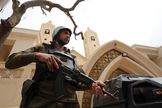 Policial armado em frente à igreja copta que foi bombardeada em Tanta, no Egito. (Foto: Reuters/Mohamed Abd El Ghany)