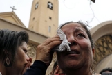 Mulher chora após duas explosões que mataram pelo menos 44 pessoas no Egito. (Foto: Mohamed Abd El Ghany/Reuters)