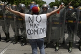 Manifestante protesta contra a crise política e a fome na Venezuela. (Foto: CNN)
