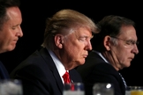 Presidente Donald Trump ora durante evento National Prayer Breakfast, em Washington. (Foto: Reuters/Carlos Barria)