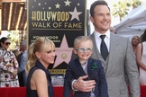 Chris Pratt ao lado da esposa e do filho, na Calçada da Fama, em Hollywood. (Foto: Getty Images)