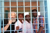 Prisioneiros cristãos em Cartum. O missionário theco Petr Jasek (à esquerda) já foi libertado em fevereiro, mas seus colegas continuam presos. (Foto: Missão Portas Abertas)